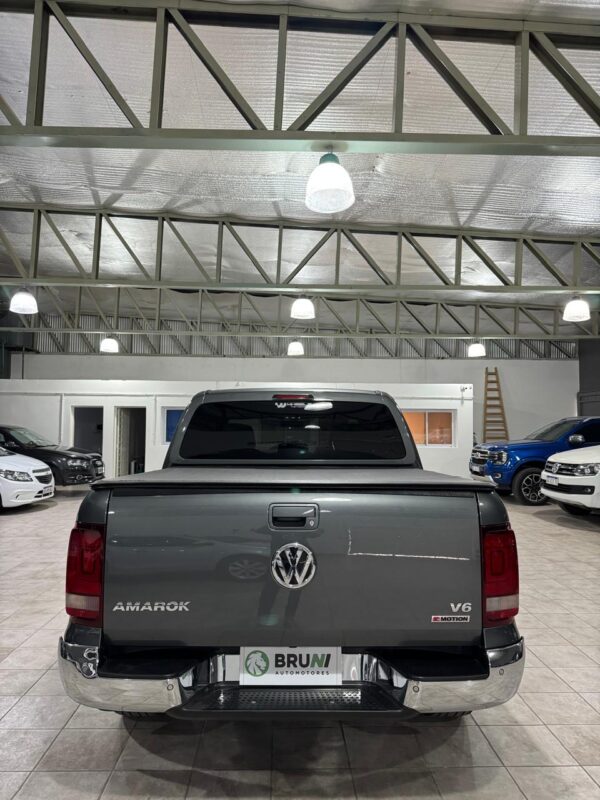 Volkswagen Amarok V6 Highline 4x4 AT 2021 - Image 4