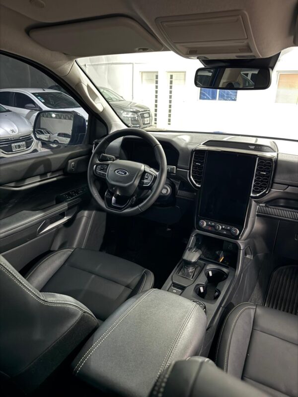 Ford Ranger V6 Limited 4x4 At 2023 - Image 2