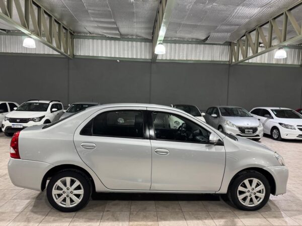 Toyota Etios 1.5 XLS Sedan 2017 - Image 7