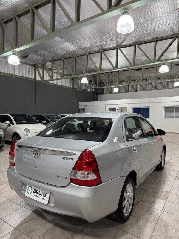 Toyota Etios 1.5 XLS Sedan 2017 - Image 6
