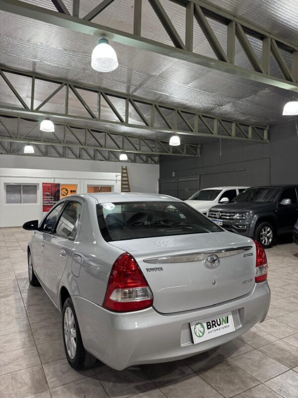 Toyota Etios 1.5 XLS Sedan 2017 - Image 5