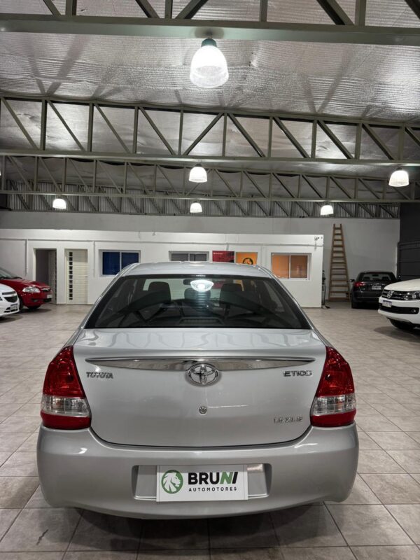 Toyota Etios 1.5 XLS Sedan 2017 - Image 4