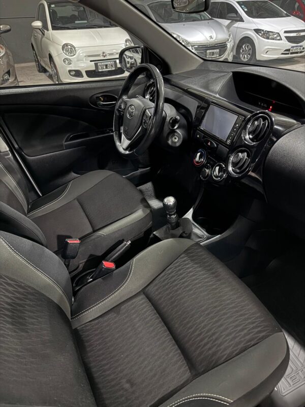 Toyota Etios 1.5 XLS Sedan 2017 - Image 3