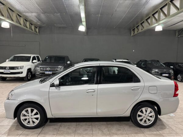 Toyota Etios 1.5 XLS Sedan 2017 - Image 8